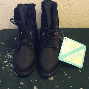 DanEXX Black fur-Lined cozy Women’s Boot NEW Sz 5
